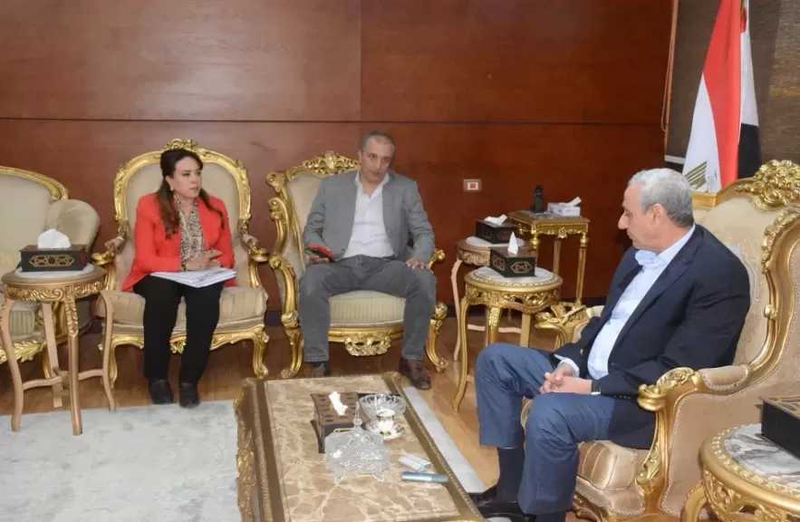 محافظ الغربية يناقش إجراءات تشغيل مرفقي النقل الداخلي بطنطا والمحلة
