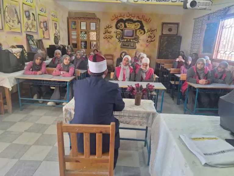 صحح مفاهيمك.. أوقاف السويس تنظم ندوات بالمدارس حول احترام كبار السن