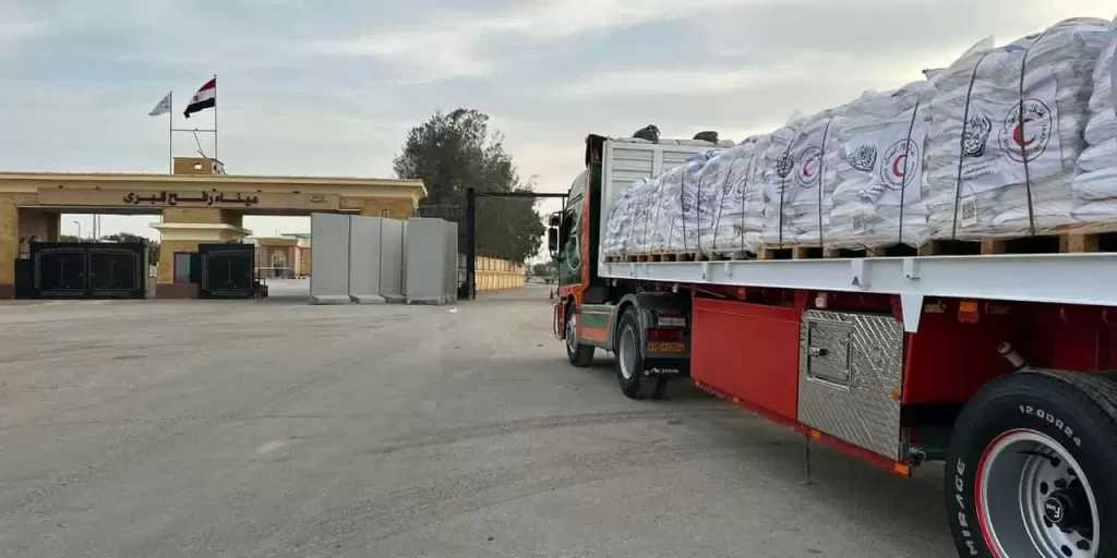 القاهرة الإخبارية: قافلة زاد العزة الـ85 تدخل إلى غزة