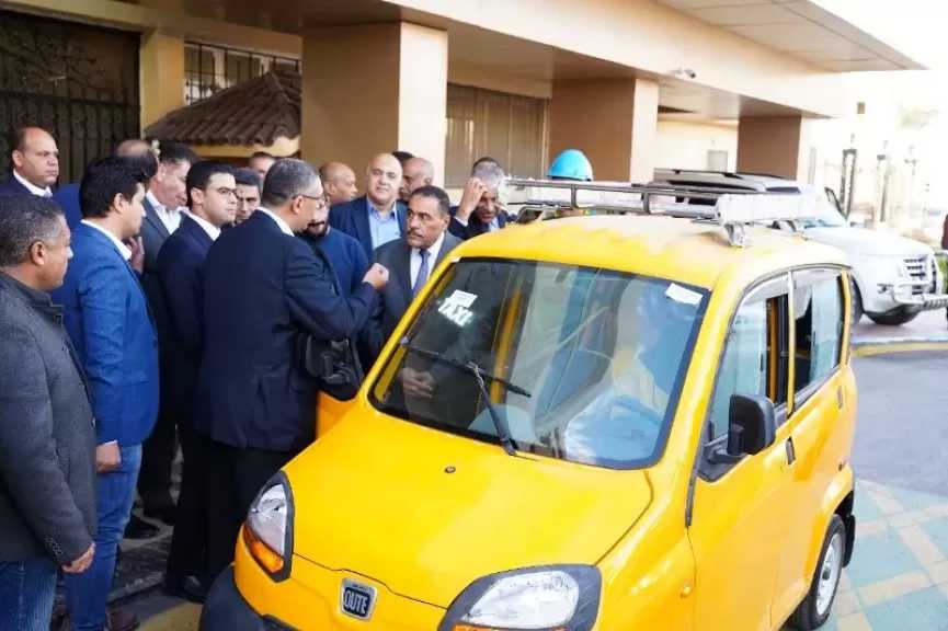 محافظ مطروح يتفقد سيارة الكيوت الحديثة تمهيدًا لترخيص تسييرها
