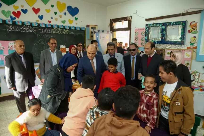 محافظ كفرالشيخ يوزع هدايا على طلاب مدارس التربية الخاصة خلال جولة تفقدية