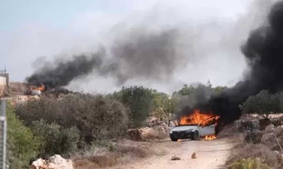 الضفة.. مستوطنون إسرائيليون يصيبون فلسطينيا وابنته ويحرقون مركبتهما