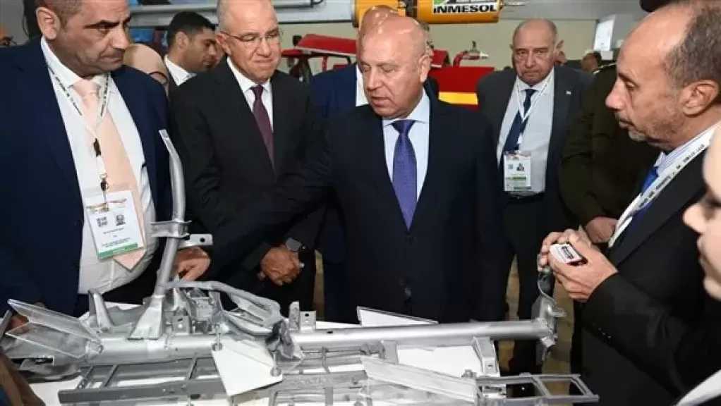 وزير الصناعة والنقل يتفقد جناح اتحاد الصناعات في ختام معرض الصناعات الدفاعية إيديكس 2025