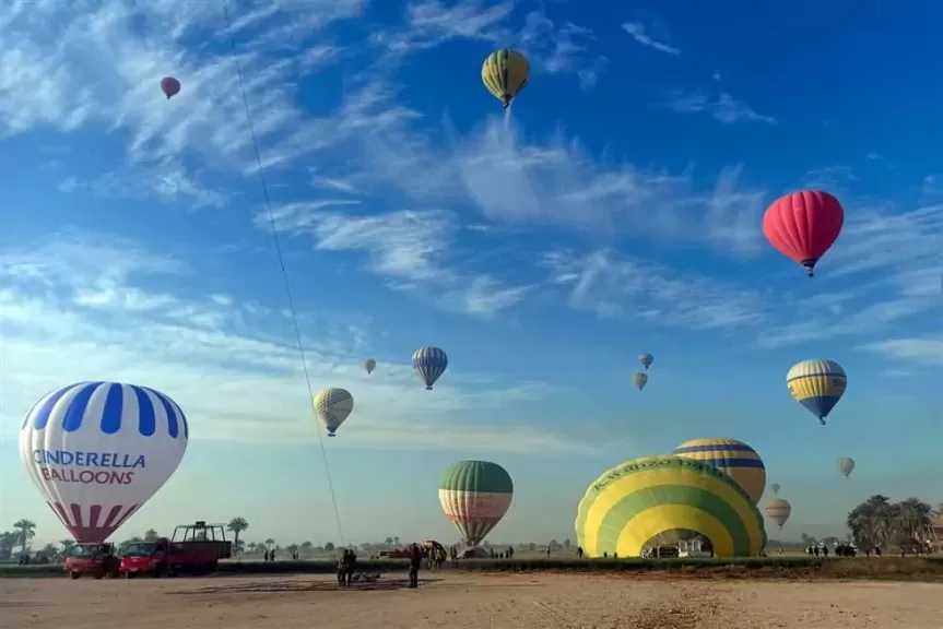 سوء حالة الجو والغيوم توقفان رحلات البالون الطائر في سماء الأقصر