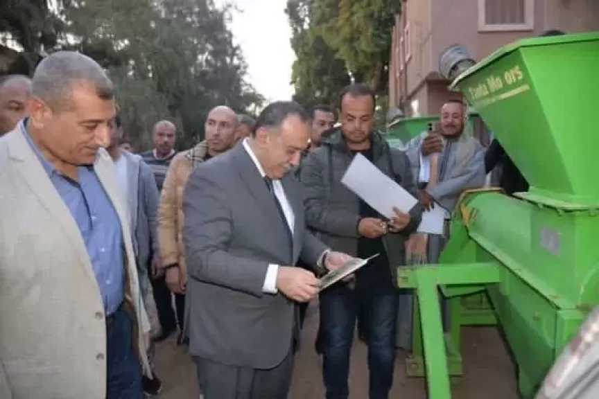 محافظ أسيوط يشهد تسليم 36 فراطة ذرة شامية للمزارعين