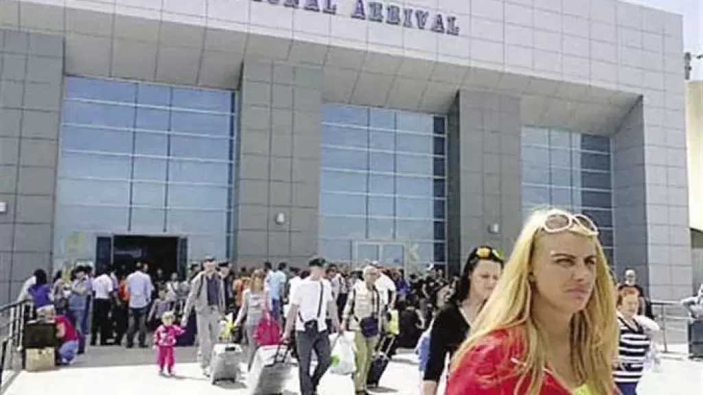 مطار مرسى علم يستقبل 33 رحلة دولية اليوم ضمن ذروة الحركة السياحية