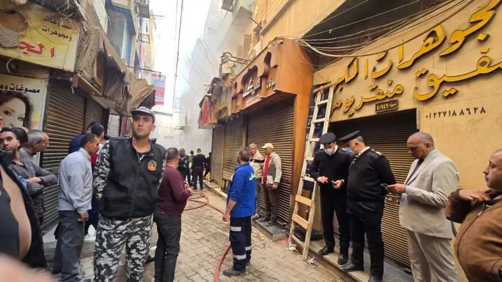 السيطرة على حريق داخل محل تجاري بالقيسارية في حي غرب سوهاج دون إصابات