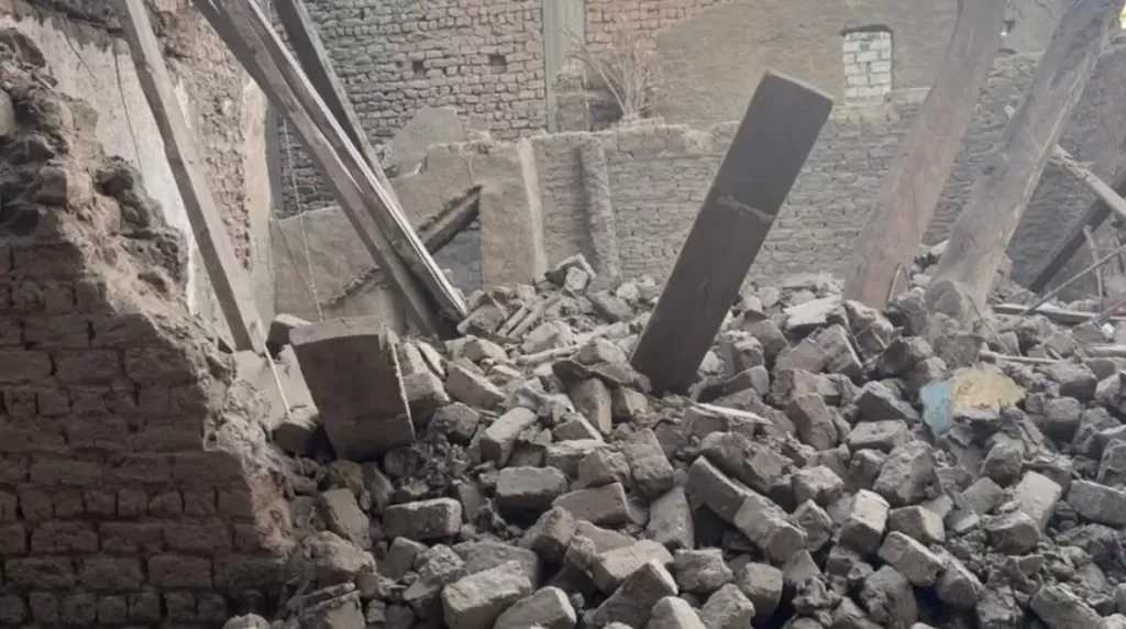 انهيار منزل من الطوب اللبن في نجع حمادي بقنا والعناية الإلهية تنقذ السكان