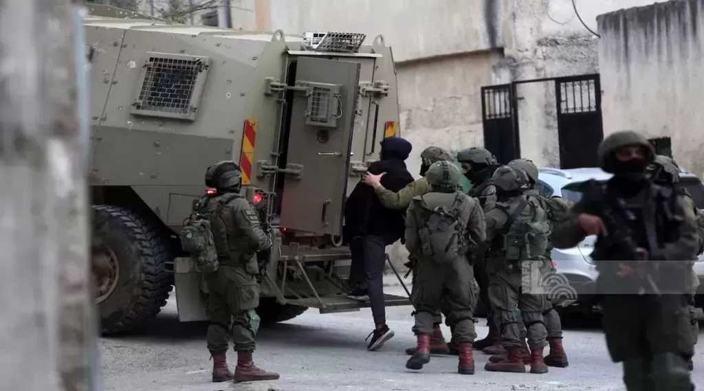 اعتقالات واختناقات خلال قمع إسرائيلي لمصلين ومحتجين فلسطينيين بالضفة الغربية