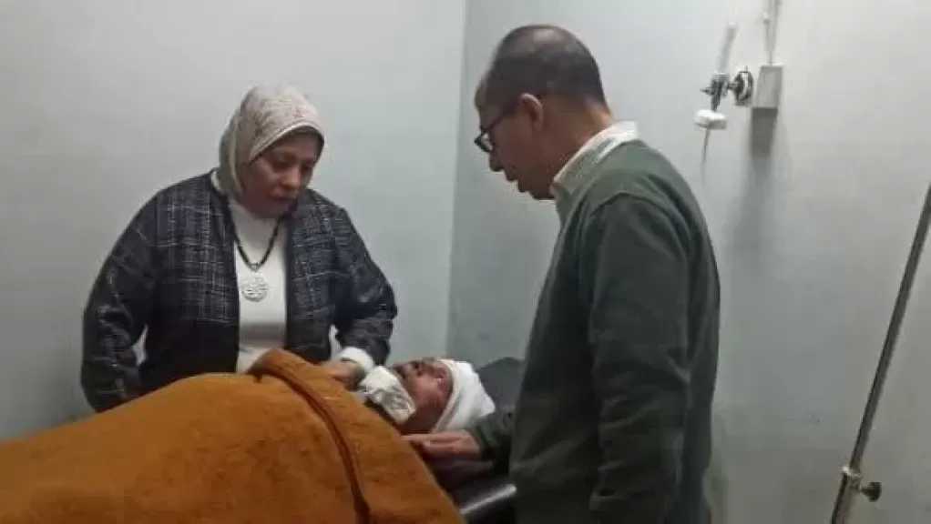 محافظ القليوبية يتابع حادث إصابة 8 عمال إثر انهيار شدة خشبية ببرج تحت الإنشاء ببنها