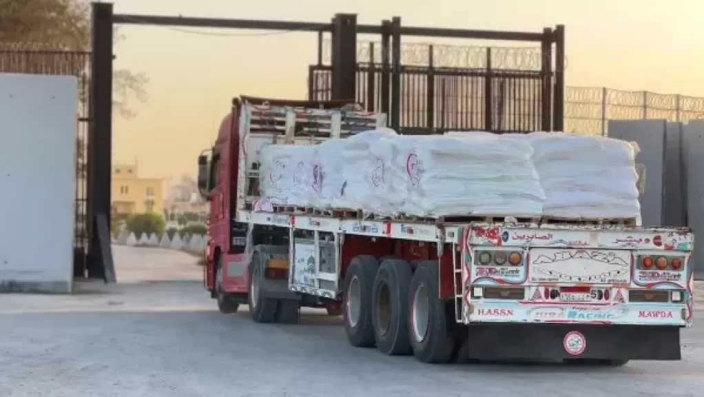 الهلال الأحمر يُطلق قافلة بحمولة 9,250 طن مساعدات و71 ألف بطانية إلى غزة