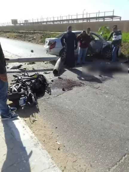 مصرع شاب إثر تصادم سيارة ملاكي بعمود إنارة مع الدراجة نارية بدائري المنيا الغربي