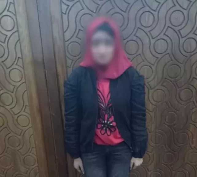 ضبط فتاة بالإسكندرية تستقطب الرجال عبر إعلان لممارسة الأعمال المنافية للآداب على صفحة بمواقع التواصل