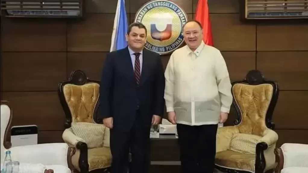 السفير المصري يلتقى وزير الدفاع اللفلبيني