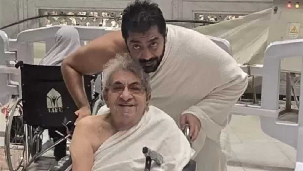 على كرسي متحرك.. أحمد فلوكس يرافق والده أثناء أداء مناسك العمرة