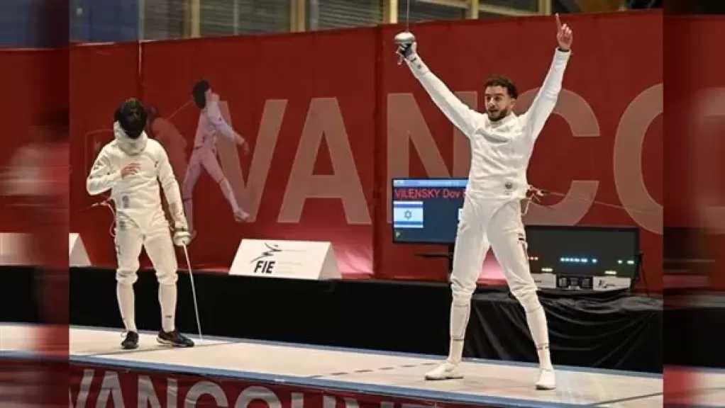 وزير الشباب يهنئ البطل الأولمبي محمد السيد بعد تتويجه بذهبية كأس العالم لسلاح الإيبيه