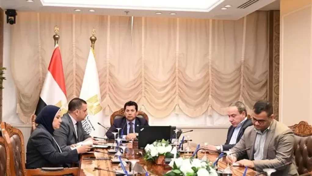 وزير الشباب والرياضة يجتمع باللجنة العليا لتغذية الرياضيين