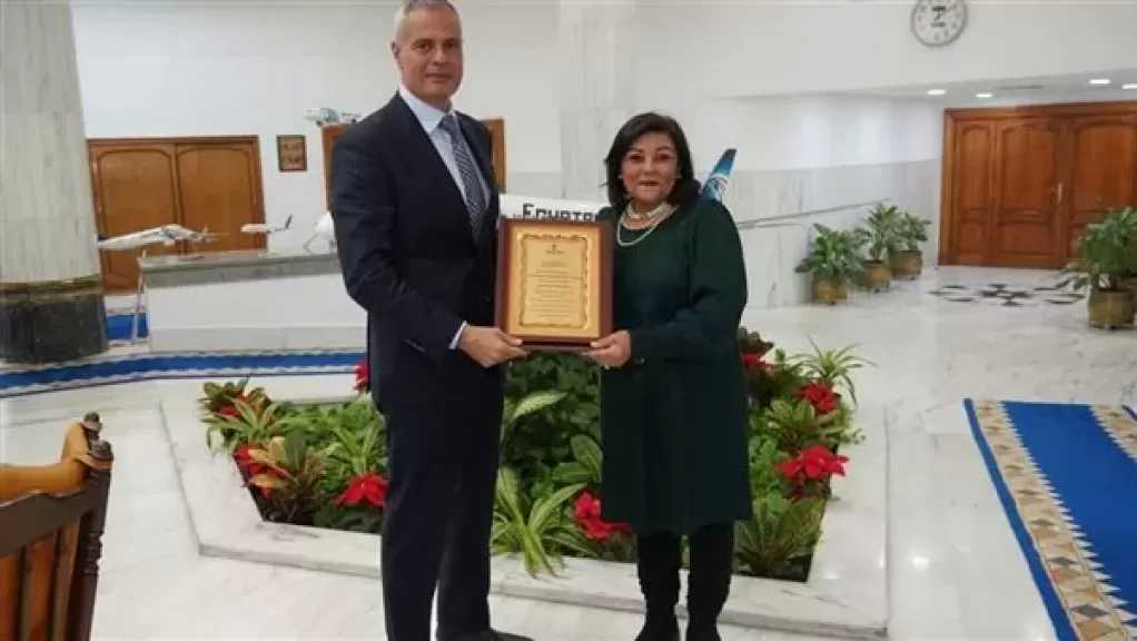 رئيس مصر للطيران يكرم داليا المراغي لبلوغها سن التقاعد