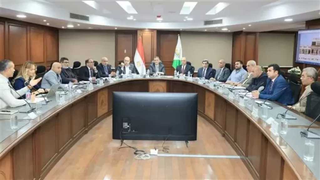 محافظ الجيزة يبحث الفرص الاستثمارية بمركز الواحات البحرية
