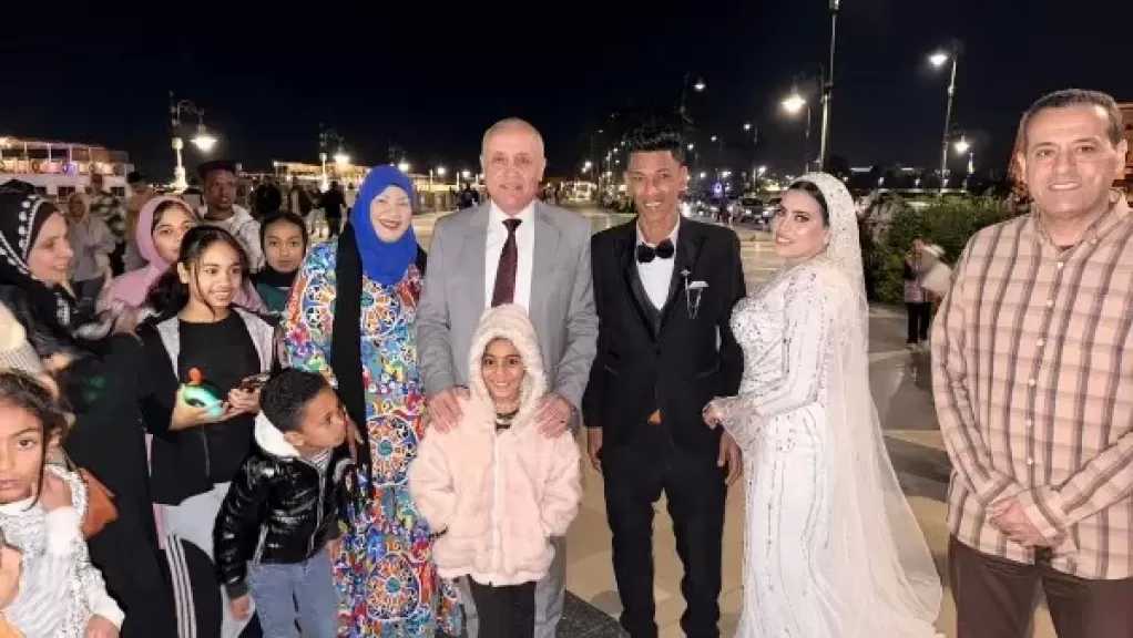 محافظ الأقصر يتفقد كورنيش النيل للوقوف على استعداد العيد القومي ويهنئ عرسان على زفافهم أثناء الجولة