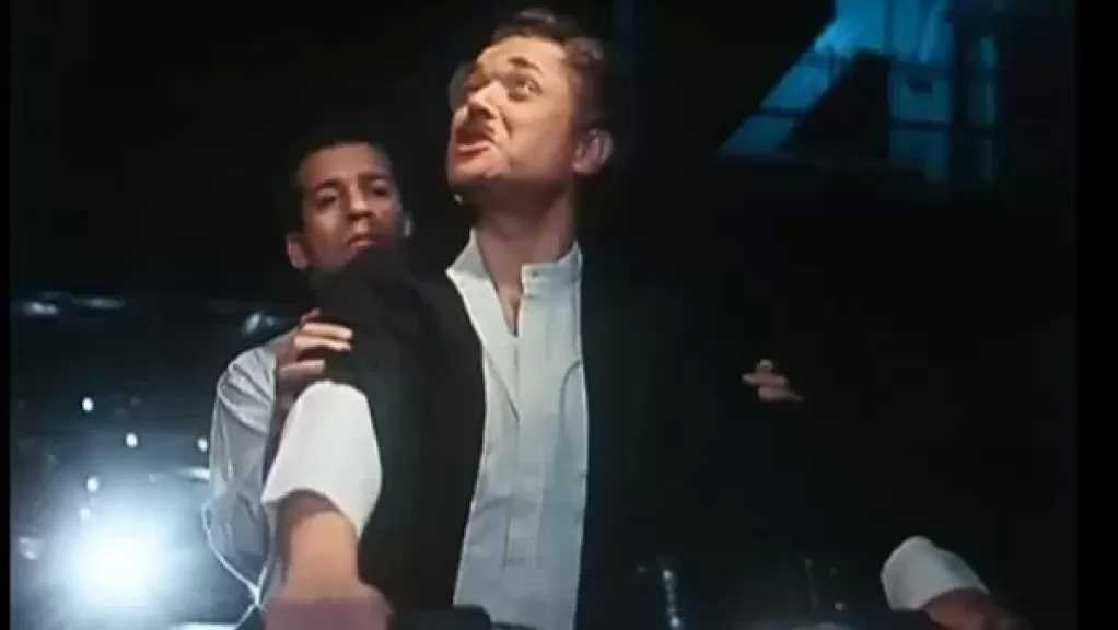 قصة حقيقية وراء مشهد محمود عبد العزيز في ”الكيت كات”.. بطلها عمار الشريعي