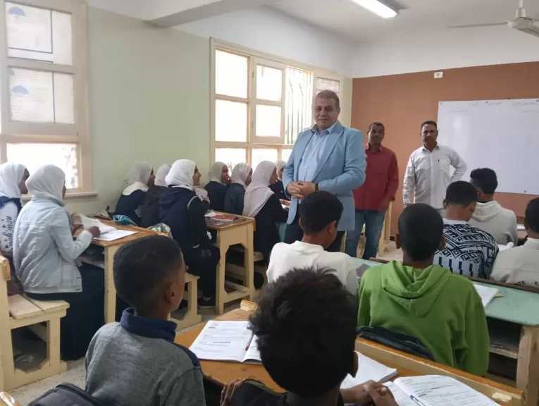 مدير تعليم قنا: خطة علاجية للطلاب المتعثرين في الدراسة