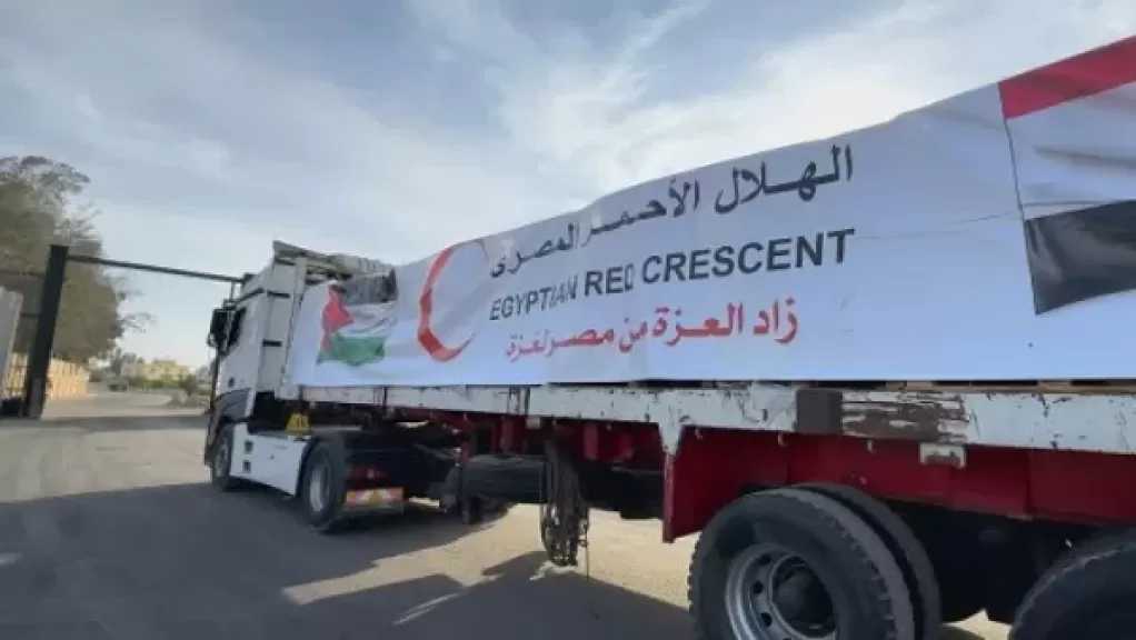 قافلة زاد العزة الـ89 تدخل إلى الفلسطينيين بقطاع غزة