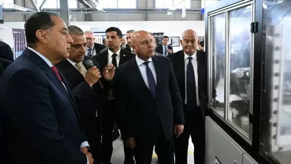 رئيس الوزراء يتفقد عدداً من أقسام مصنع ”ليوني مصر” بمدينة بدر