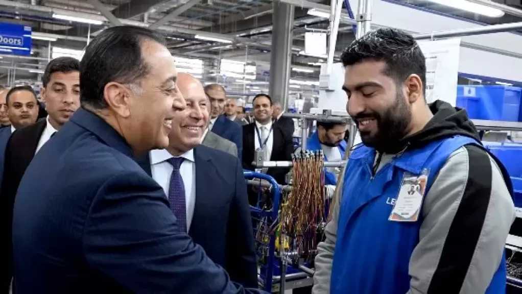 من خريج ”تربية” إلى عامل ناجح.. رئيس الوزراء يحاور ”حامد” ويكشف رحلته في مصنع ”ليوني”