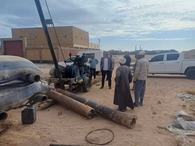 ضبط آلة حفر ضخمة خلال استخدامها في بناء غير مرخص بالغردقة