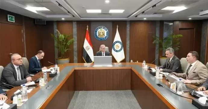 وزير البترول يبحث تطوير آلية تدريب جميع سائقي نقل المنتجات البترولية