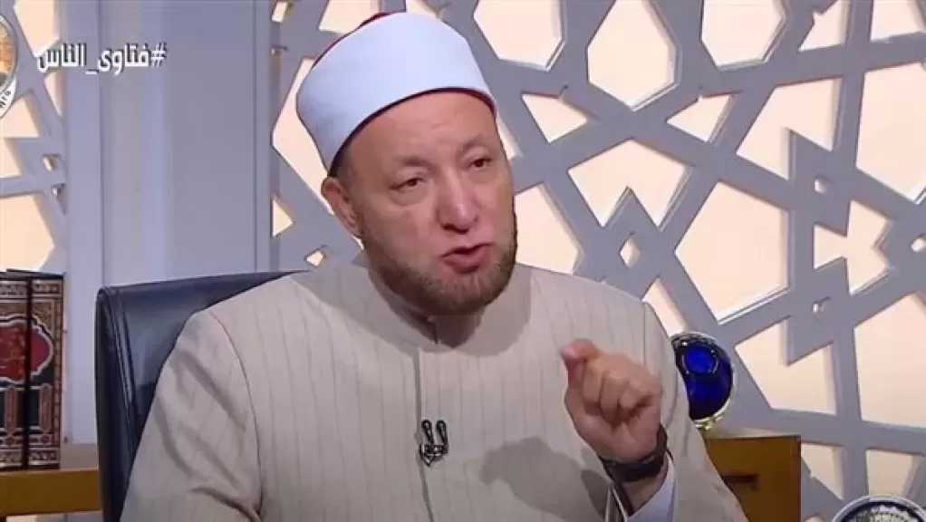هل يجوز غلق العين في الصلاة من أجل الخشوع.. أمين الفتوى يجيب