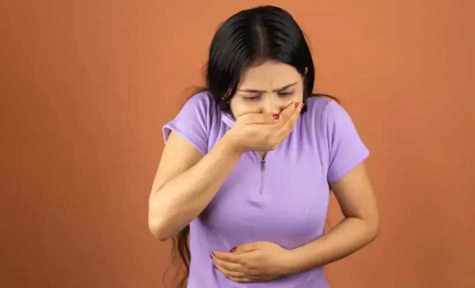 ماذا يعني لون القيء الأخضر المائل للأصفر.. دراسة طبية توضح