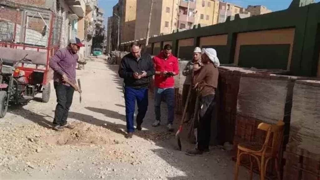 رئيس مركز ومدينة منيا القمح يتابع أعمال تركيب الإنترلوك ورفع غرف الصرف