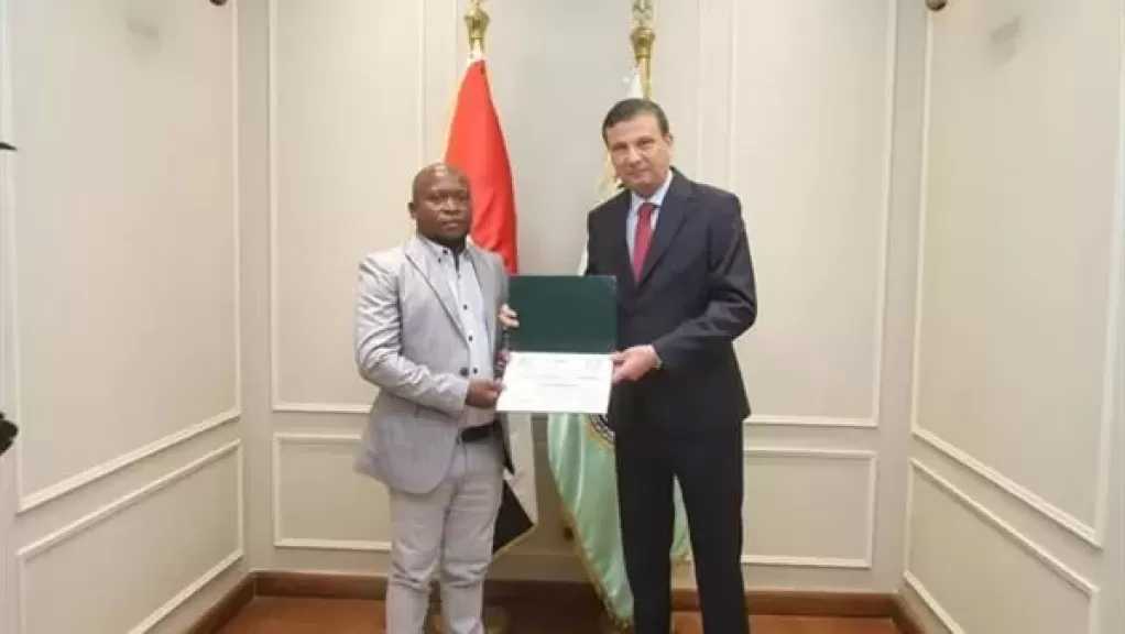 وزير الزراعة يُسلّم شهادات التخرج لمتدربين من 10 دول أفريقية