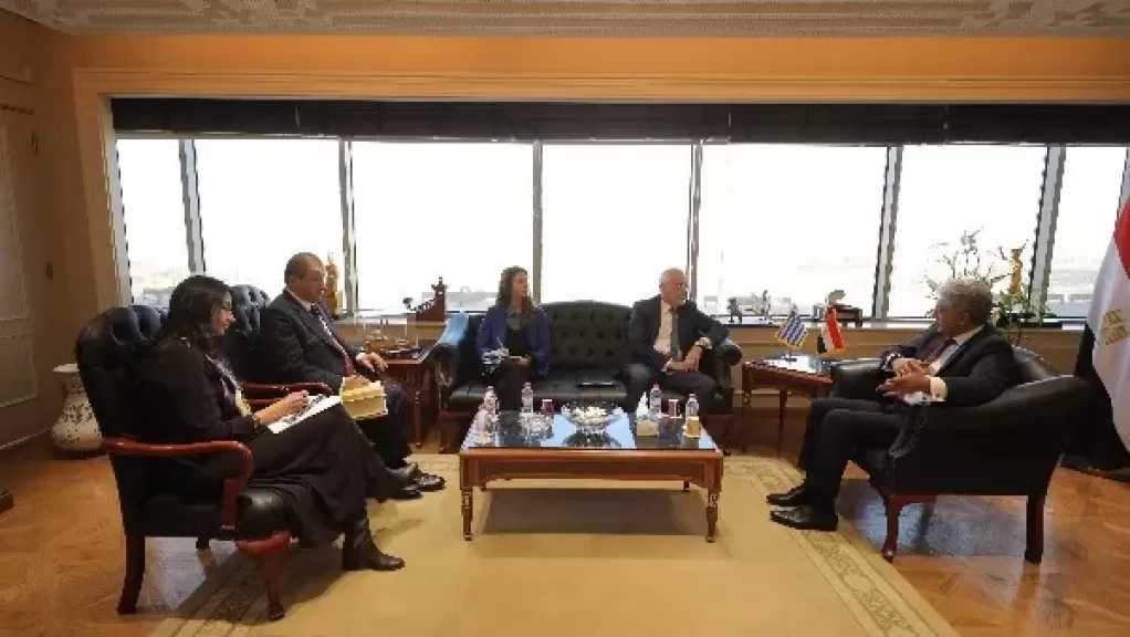 وزير السياحة والآثار يبحث تنفيذ برامج سياحية مشتركة مع اليونان