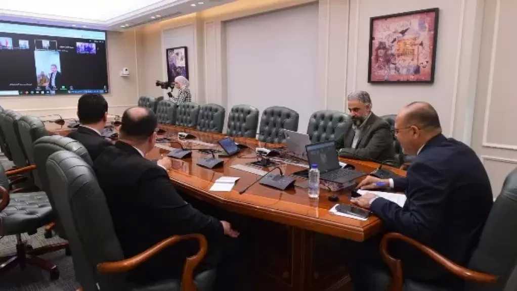 تسليم 2 مليون جنيه إعانات ومستحقات لأسر ضحايا ومصابي عمالة غير منتظمة