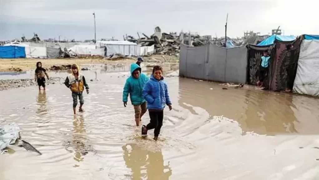 الأمطار والبرد يفاقمان الأزمة الإنسانية في غزة