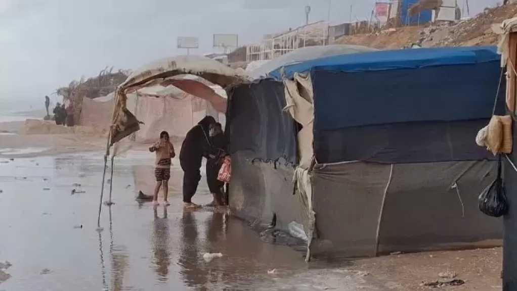 القاهرة الإخبارية: انهيار خيام ومباني في غزة يودي بحياة 13 شخصاً وسط برد قارس