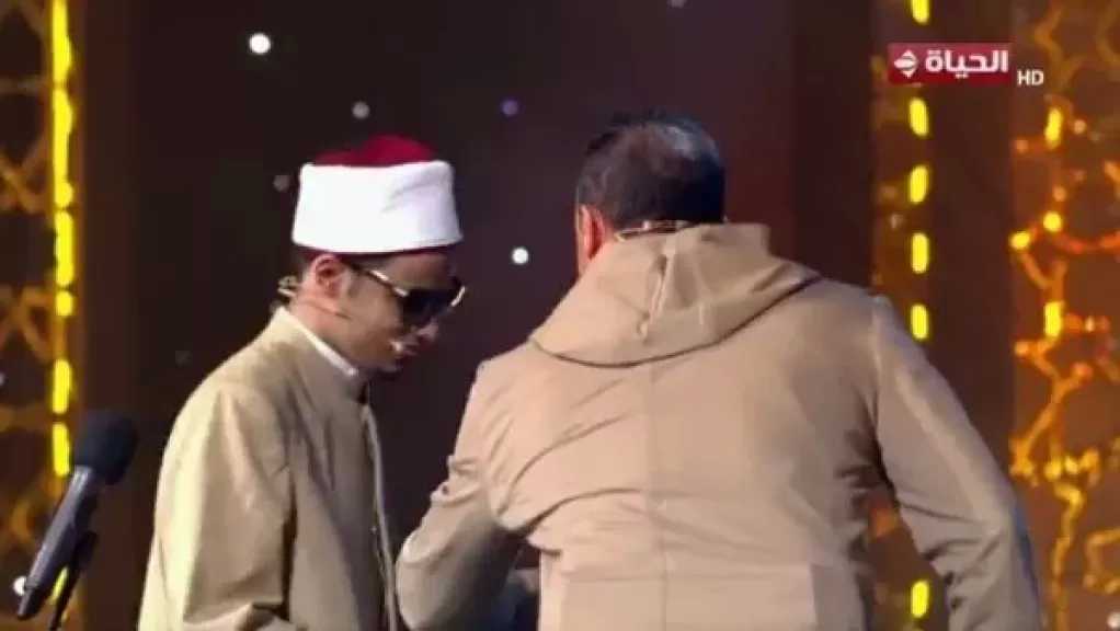 دولة التلاوة.. مصطفى حسني يترك مقعده ليصافح متسابق ويصطحبه لخارج الاستديو