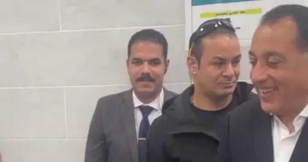 سلملى على الرئيس.. سيدة بالقليوبية تحمل مدبولى رسالة للرئيس السيسى