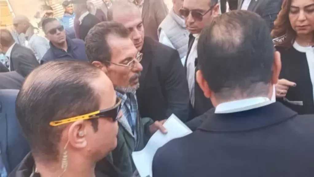 مدبولي يتفقد مكتبة مصر بشبين القناطر.. ويستجيب لأحد المواطنين