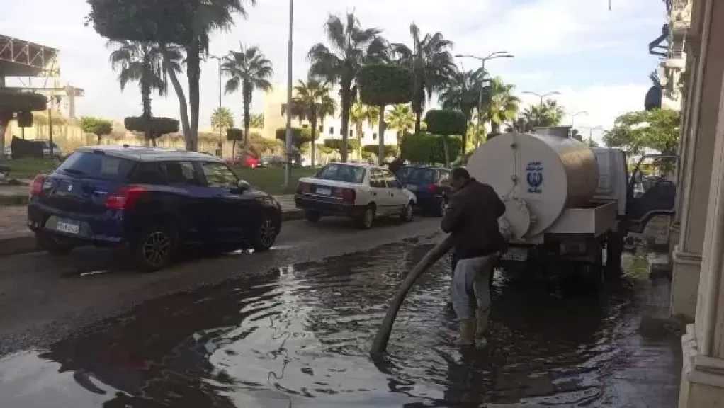 رئيس مدينة بورفؤاد يتابع شفط مياه الأمطار من الشوارع