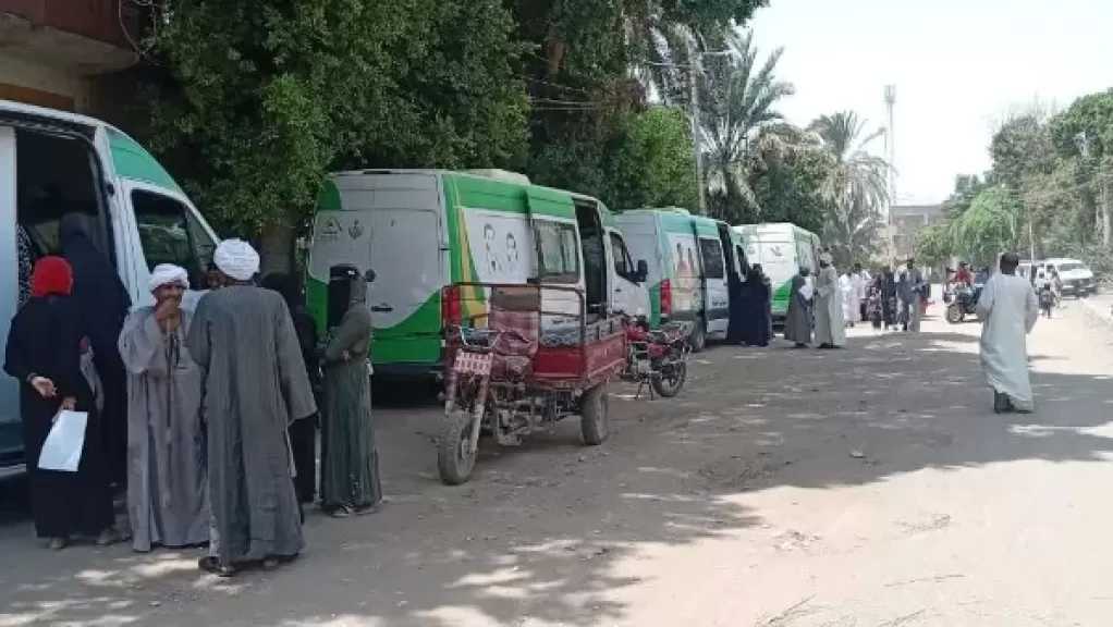 محافظ بني سويف: توقيع الكشف على 1196 مريضا وصرف العلاج لهم بالمجان