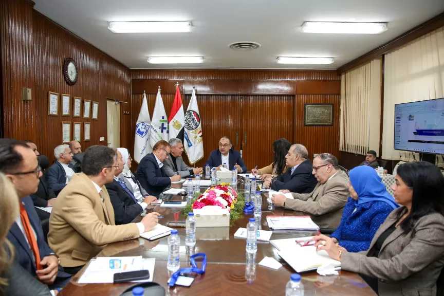 وزير قطاع الأعمال يواصل اجتماعاته الدورية برؤساء الشركات التابعة.. ويستعرض مؤشرات الأداء ومشروعات ”القابضة للأدوية”