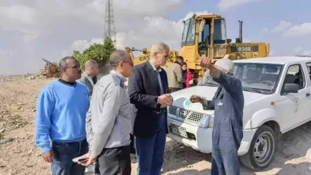 رئيس مدينة رأس غارب يجري جولة ميدانية لمتابعة الخدمات والتواصل مع المواطنين