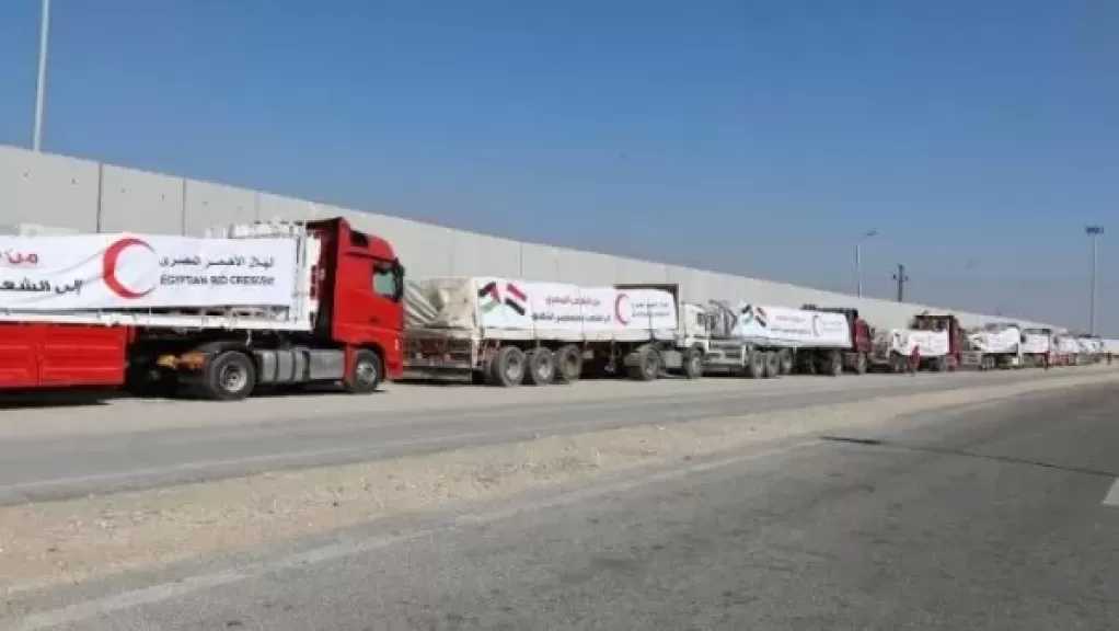 قافلة المساعدات الـ95 تدخل إلى الفلسطينيين بقطاع غزة