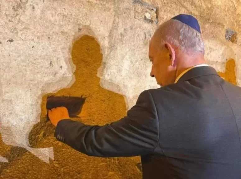 نتنياهو يقتحم حائط البراق في المسجد الأقصى