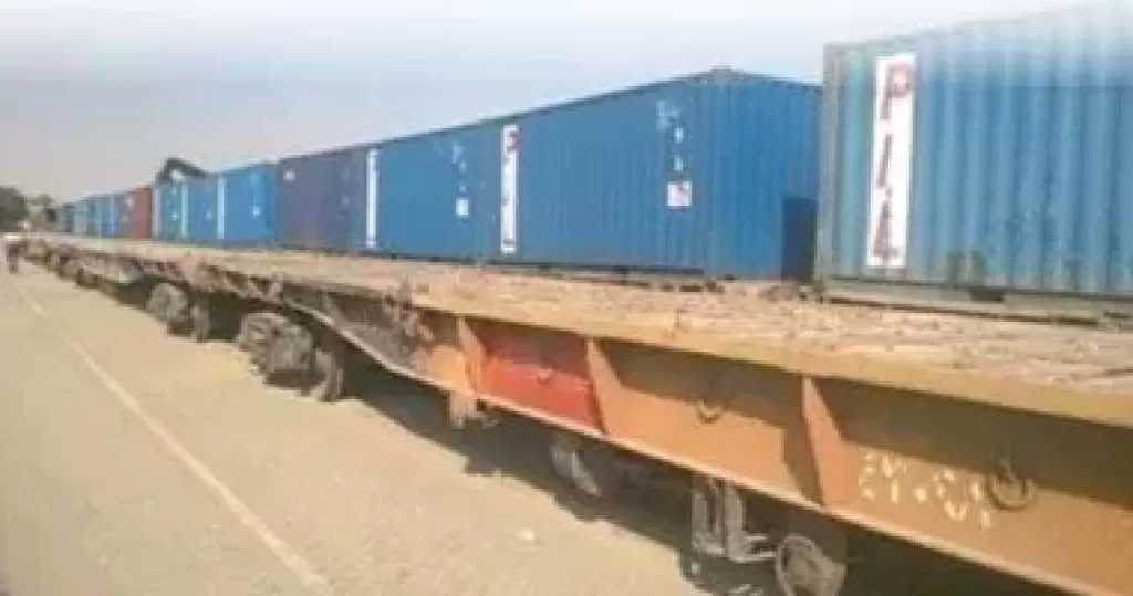 السكة الحديد: استمرار إصلاح تلفيات حادث سقوط الحاويات قرب طوخ