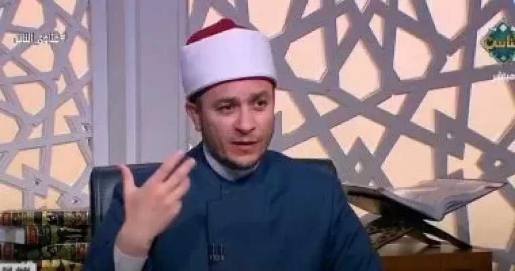 أنا طالب أصلى متقطع ولا اعرف كيف التزم فى الفروض؟.. أمين الفتوى يجيب